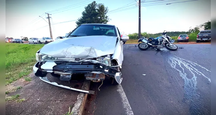 Carro ficou com a parte da frente danificada, após a colisão.