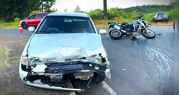 Acidente de trânsito entre dois veículos aconteceu nesta sexta-feira (9).