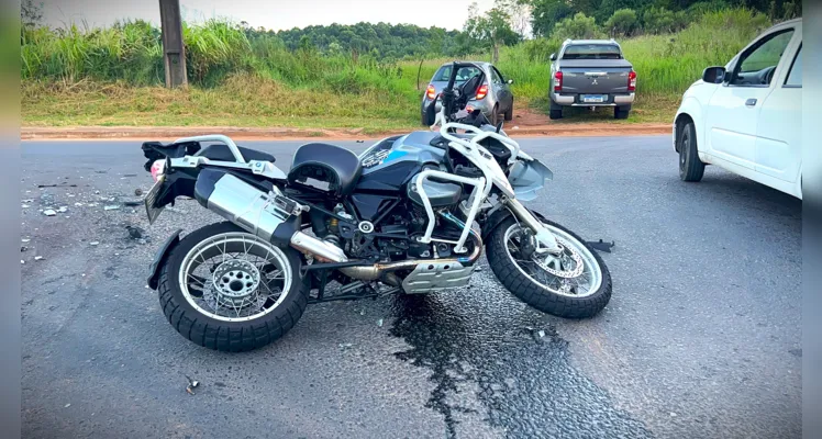 Motocicleta ficou na via, diante da colisão de trânsito.