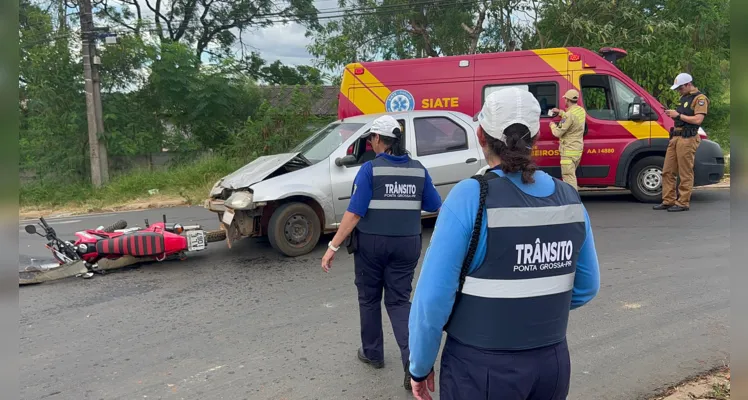 Equipes do Departamento de Trânsito estiveram na ocorrência.