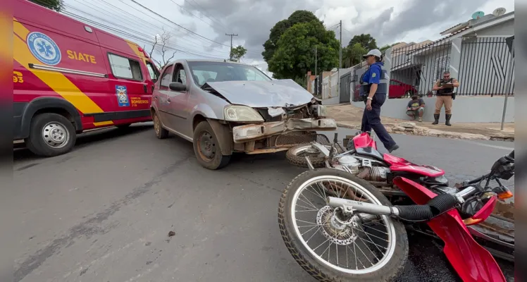 Colisão aconteceu entre um carro e uma motocicleta.