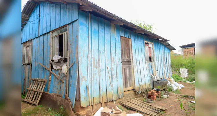 Prefeito de Tibagi entrega mais uma casa para família com moradia condenada