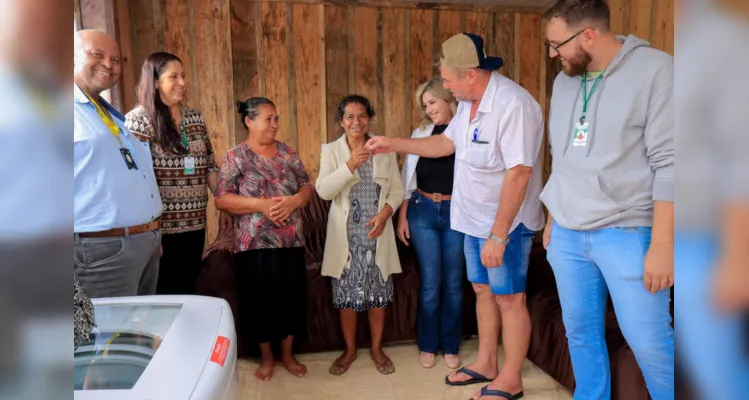 Tibagi entrega casa para família com moradia condenada