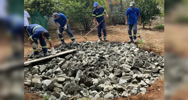 Solução da Prefeitura foi utilizar a pedra rachão.