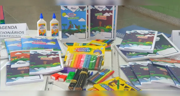 Os materiais são separados em três kits diferentes, conforme a idade escolar.