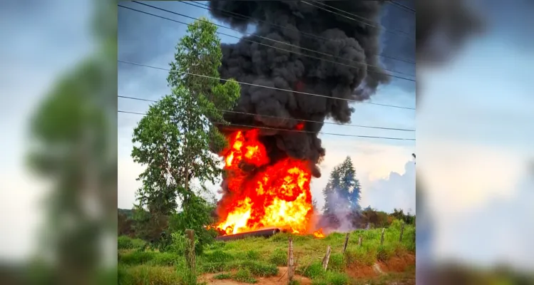 Grandes chamas em canos da Sanepar não deixaram feridos.