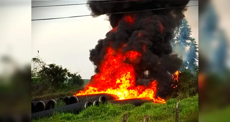 Várias equipes foram acionadas para combater o incêndio.