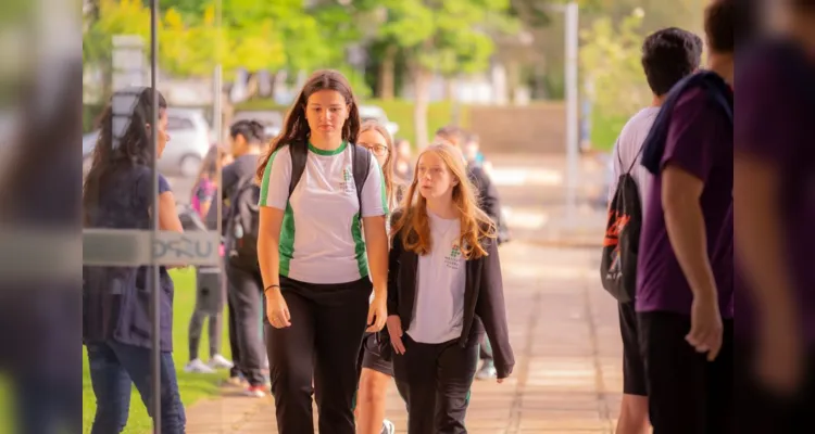 Alunos começaram as aulas nesta segunda-feira (19).