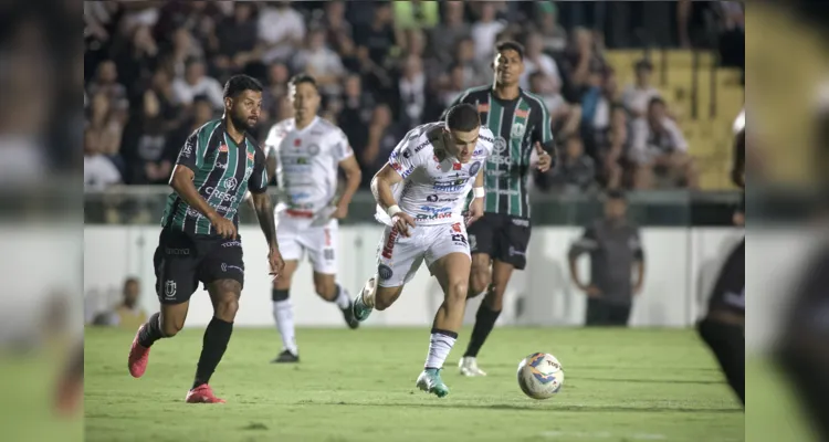 A torcida, quase ao final do segundo tempo, se revoltou com a comissão técnica pela atuação do time.