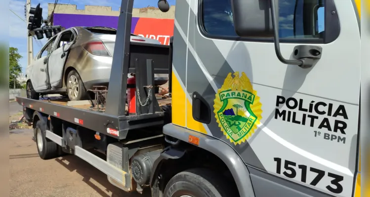 Carro sendo rebocado pela Polícia Militar