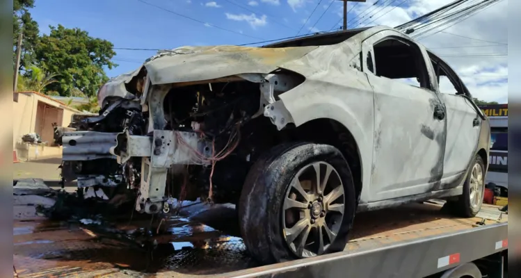 Carro pegou fogo após colisão com um imóvel