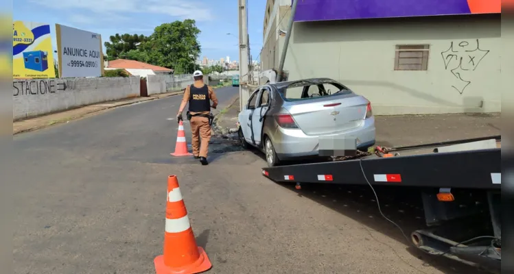 Carro foi tomado pelas chamas após colidir com imóvel