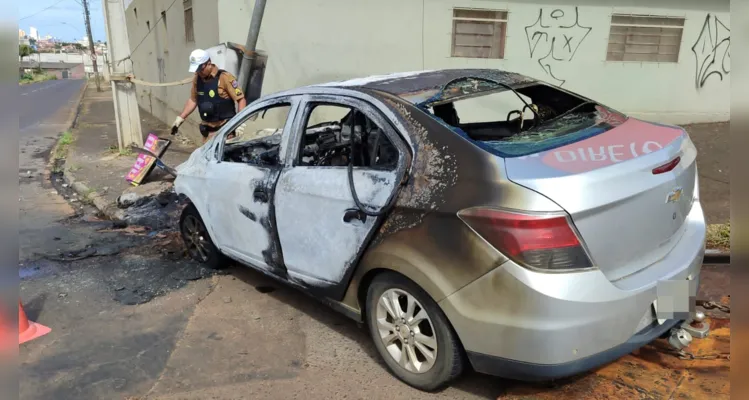 Carro foi tomado pelas chamas após colidir com imóvel