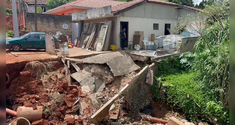 Buraco em galeria pluvial na Vila Estrela incomoda moradores