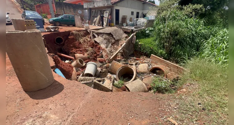 Buraco em galeria pluvial na Vila Estrela incomoda moradores