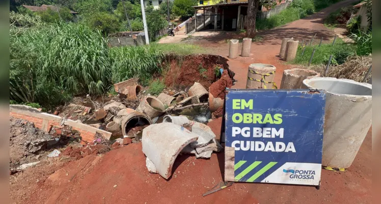 Buraco em galeria pluvial na Vila Estrela incomoda moradores