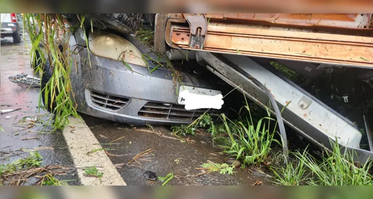 Acidente entre dois veículos deixa uma pessoa ferida em Imbaú