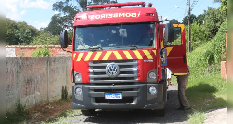 Caminhão Auto Bomba Tanque Resgate (ABTR) dos Bombeiros durante a ocorrência.