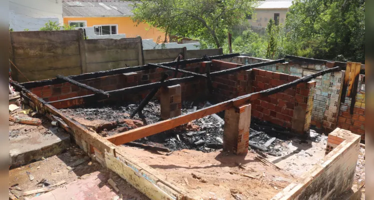 Parte da casa foi consumida pelas chamas, após o incêndio.