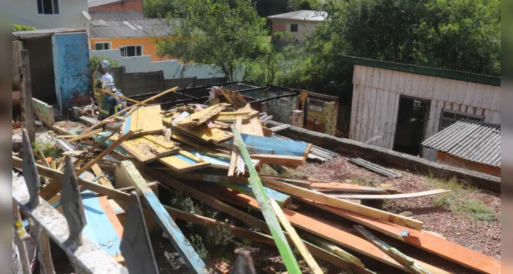 Chamas teriam iniciado em pedaços de madeira e se espalhado para outros cômodos.