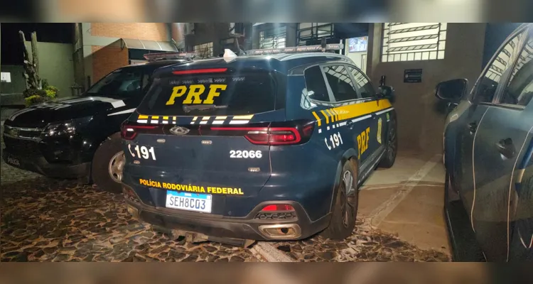PRF apreende Peugeot com 250 kg de maconha na BR-376 em PG