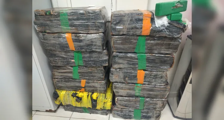 PRF apreende Peugeot com 250 kg de maconha na BR-376 em PG