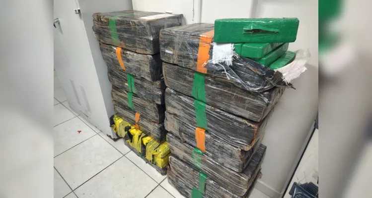 PRF apreende Peugeot com 250 kg de maconha na BR-376 em PG