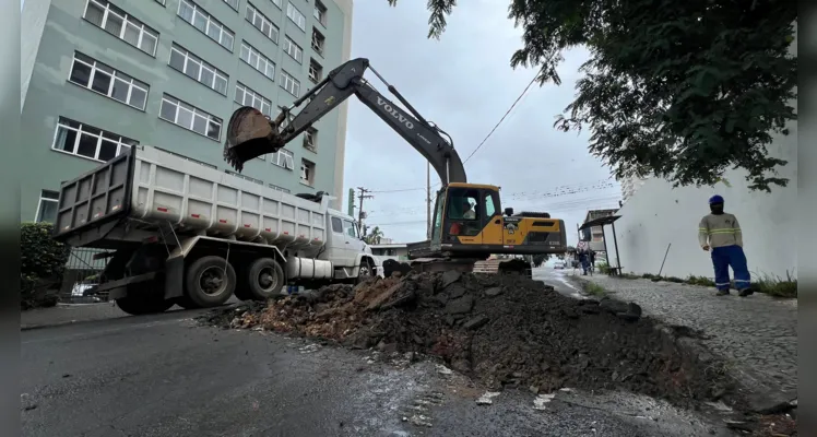 Prefeitura realiza obras e bloqueia ruas na região central de Ponta Grossa
