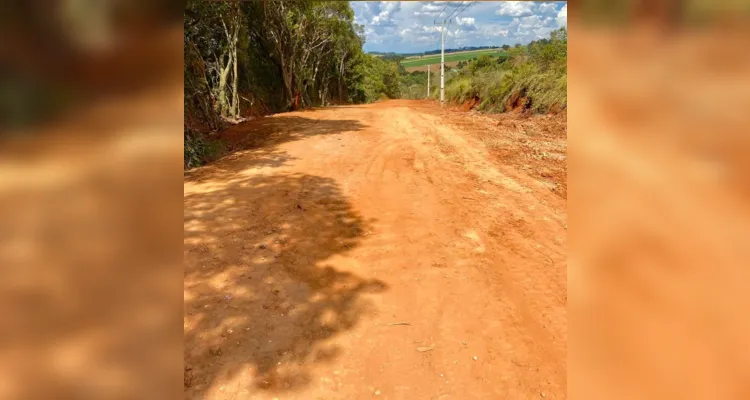 Foram usados mais de 2 mil metros cúbicos de material granular, além de cerca de 3 mil metros cúbicos de terra para recompor o leito da via. 