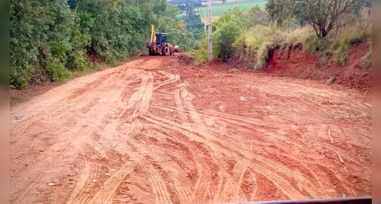 Foram usados mais de 2 mil metros cúbicos de material granular, além de cerca de 3 mil metros cúbicos de terra para recompor o leito da via. 