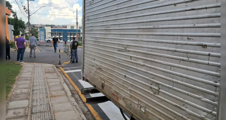 Lateral do caminhão acerto o muro de uma escola.