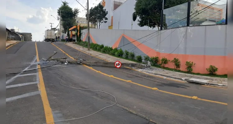 Poste deverá ser retirado até o início da noite desta quinta-feira (8).
