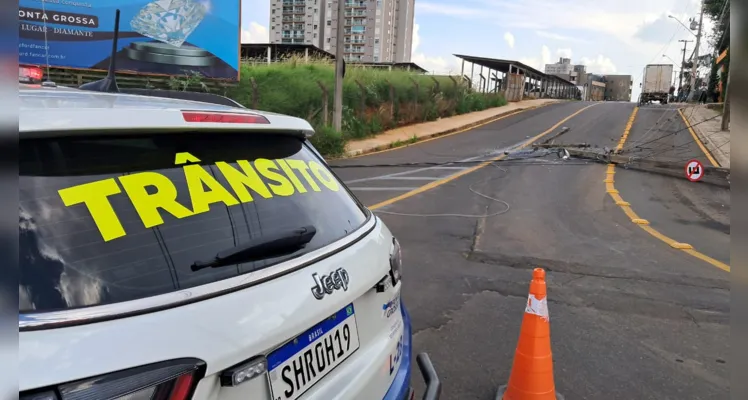 Equipes do trânsito estão sinalizando a região de Oficinas.