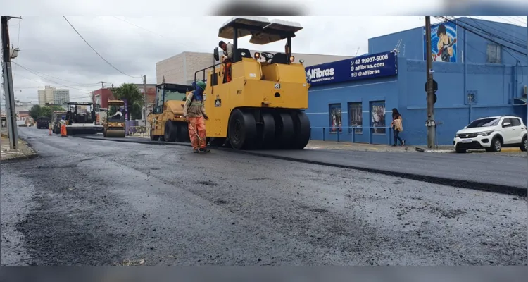 O trabalho consiste na restauração de diversos trechos, com fresagem, reparo profundo e recapeamento asfáltico nas ruas.