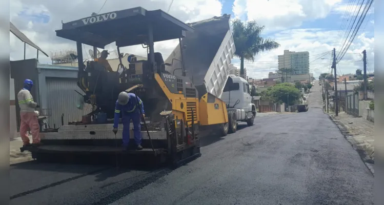 O trabalho consiste na restauração de diversos trechos, com fresagem, reparo profundo e recapeamento asfáltico nas ruas.