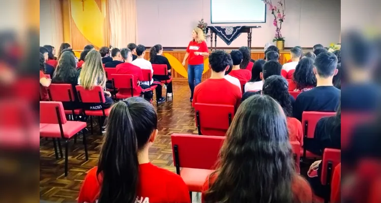 Salão do Colégio recebeu vários estudantes interessados.