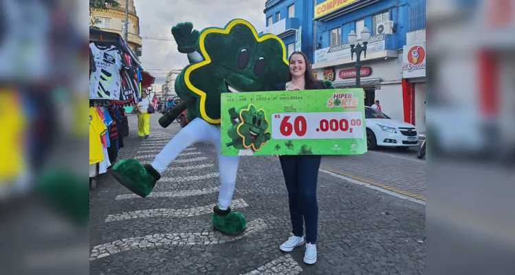 Tayane Cosmo, de 23 anos, faturou o prêmio principal da Hiper Sorte, no domingo (25)