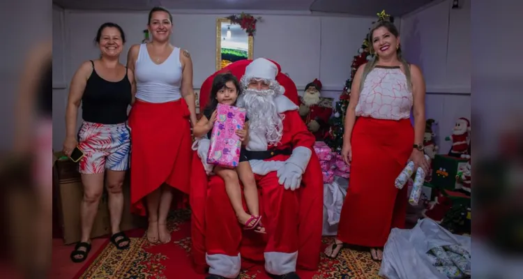 Kelly Oliveira presenteou as crianças na última sexta-feira (15) durante as comemorações de natal no município. A secretária de Assistência Social, Tatiane Oliveira, também participou da ação 