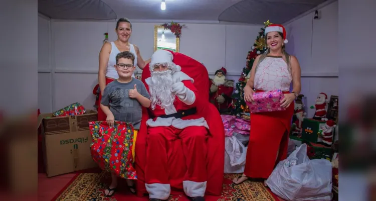 Kelly Oliveira presenteou as crianças na última sexta-feira (15) durante as comemorações de natal no município. A secretária de Assistência Social, Tatiane Oliveira, também participou da ação 