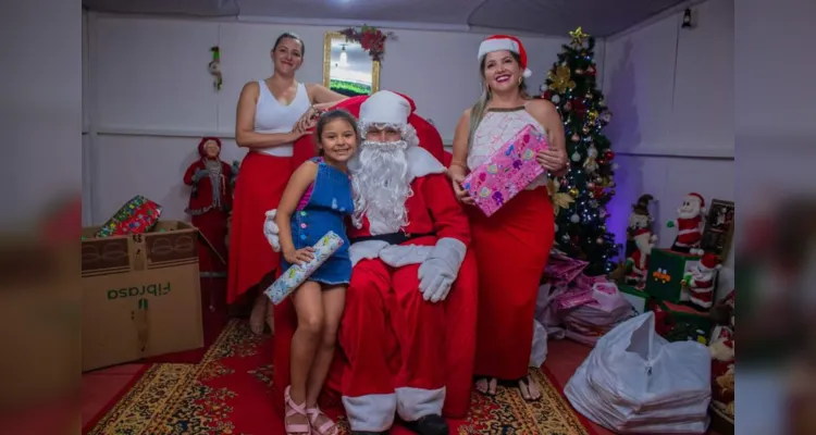 Kelly Oliveira presenteou as crianças na última sexta-feira (15) durante as comemorações de natal no município. A secretária de Assistência Social, Tatiane Oliveira, também participou da ação 
