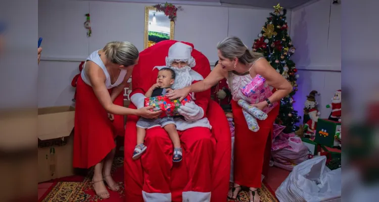 Kelly Oliveira presenteou as crianças na última sexta-feira (15) durante as comemorações de natal no município. A secretária de Assistência Social, Tatiane Oliveira, também participou da ação 