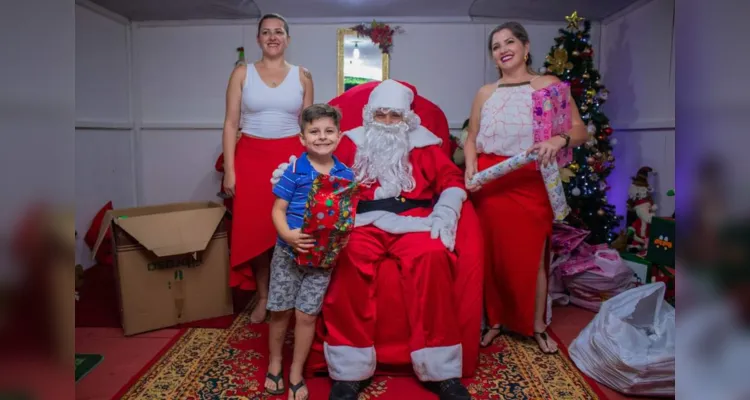 Kelly Oliveira presenteou as crianças na última sexta-feira (15) durante as comemorações de natal no município. A secretária de Assistência Social, Tatiane Oliveira, também participou da ação 