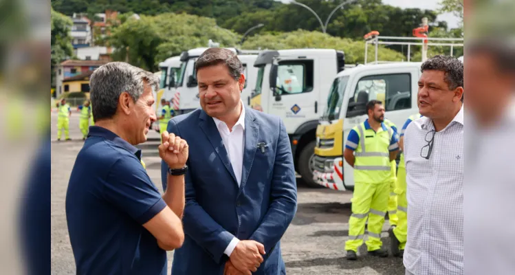 Sandro Alex (ao centro) esteve na apresentação da frota da Via Araucária.