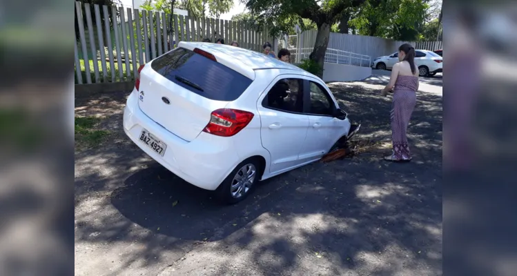 Buraco em frente a colégio de PG causa acidente neste sábado