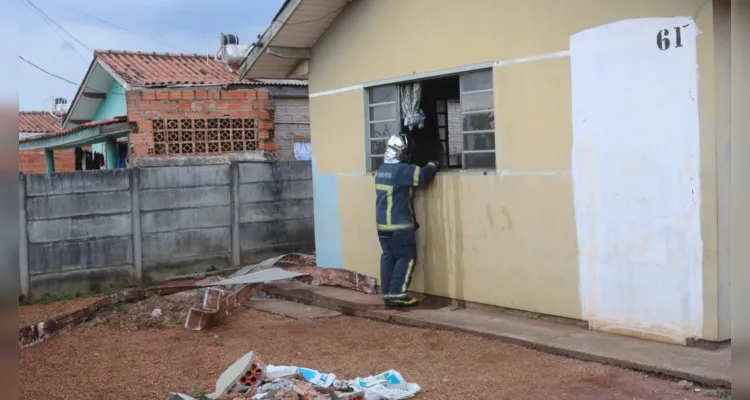 O fogo começou no colchão e se alastrou pelo telhado de PVC da casa.