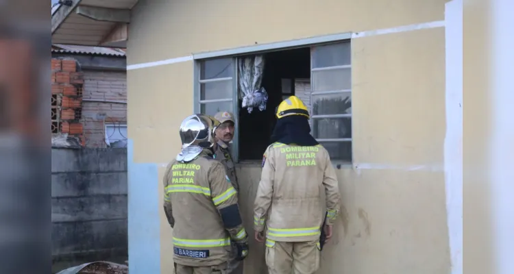 O fogo começou no colchão e se alastrou pelo telhado de PVC da casa.