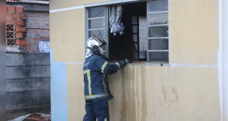 O fogo começou no colchão e se alastrou pelo telhado de PVC da casa.