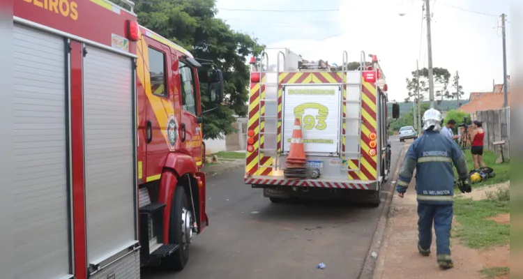 O fogo começou no colchão e se alastrou pelo telhado de PVC da casa.