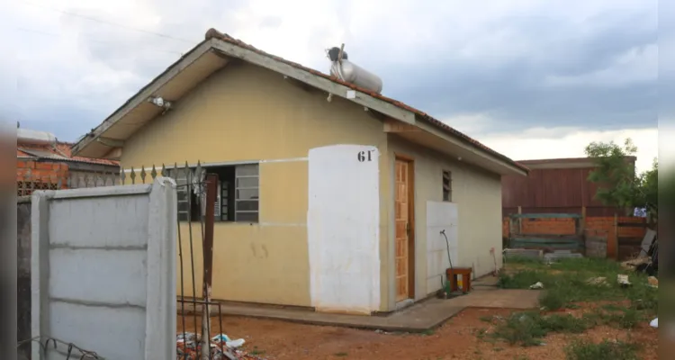 O fogo começou no colchão e se alastrou pelo telhado de PVC da casa.