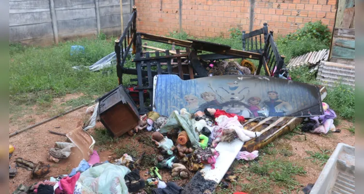 O fogo começou no colchão e se alastrou pelo telhado de PVC da casa.